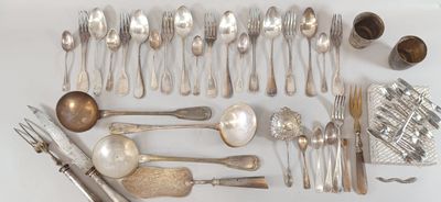beaucoup de cuillères en argent et de cuillères sur la table