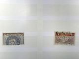 Plusieurs types de timbres sont exposés dans une vitrine.
