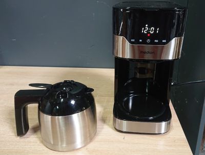 une cafetière posée sur un plan de travail, à côté d'une cafetière