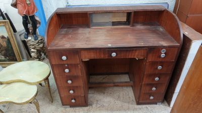 un bureau avec un miroir et une chaise dans une pièce