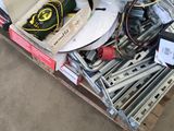 une boîte remplie d'appareils électroniques divers posée par terre