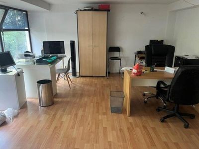 une pièce équipée d'un bureau, d'une chaise et d'un ordinateur