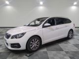 la photo d'une voiture blanche garée dans un garage