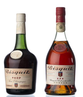 deux bouteilles d'alcool sont posées l'une à côté de l'autre sur une surface blanche