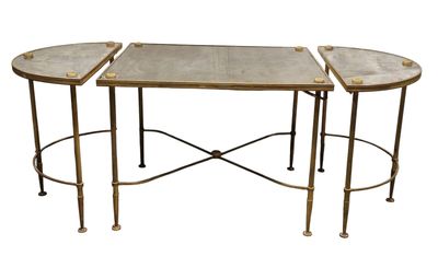 une paire de tables en laiton et en verre avec des plateaux en marbre