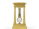 une horloge en or posée sur un socle en bois
