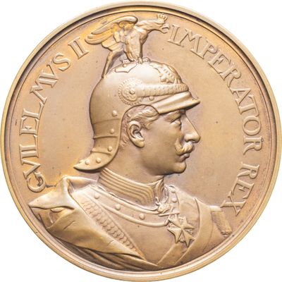 une image représentant une médaille d'or sur laquelle est représenté un homme portant un casque