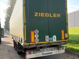 un camion garé sur le côté de la route