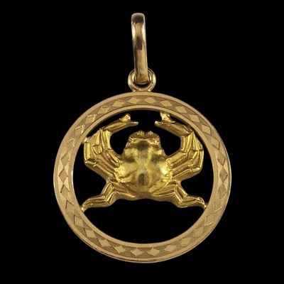 une image représentant un pendentif en or orné d'un crabe