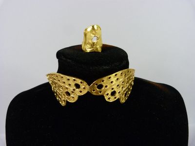 gros plan d'un collier sur un mannequin mannequin mannequin mannequin mannequin mannequin mannequin mannequin mannequin