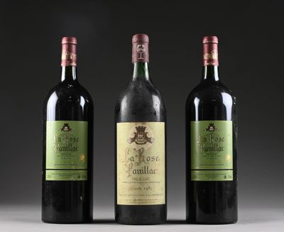 trois bouteilles de vin sont alignées sur une table