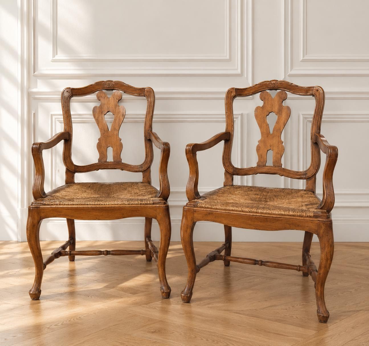 Paire de fauteuils à bras en bois fruitier, le dossier ajour…