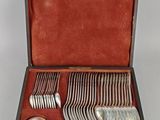 many spoons and spoon spoons in a case