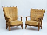 paire de fauteuils de salon danois du milieu du siècle, recouverts de velours jaune et dotés d'accoudoirs en bois