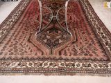 un tapis posé à même le sol, à côté d'une table et d'une chaise
