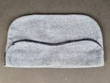 un gros plan sur un petit sac gris posé sur une table