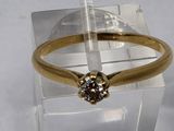 une bague en or sertie d'un diamant brun
