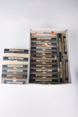 beaucoup de livres dans une boîte sur la table