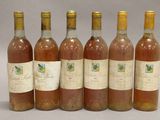 six bouteilles de vin posées les unes à côté des autres sur une table