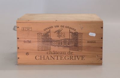 une boîte en bois sur laquelle est collée une étiquette indiquant « Château de Chante Crive »