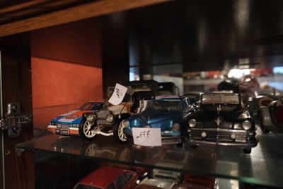 de nombreuses voitures-jouets exposées dans une vitrine