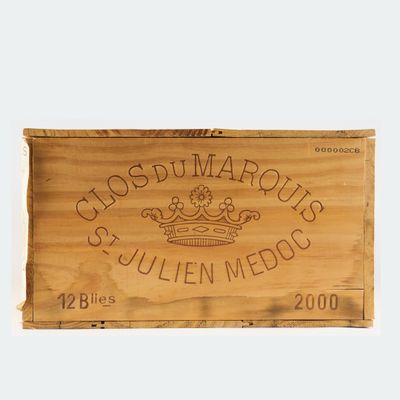 une boîte en bois sur laquelle est collée une étiquette portant l'inscription « Clos du Marquets »