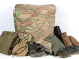 un tas de chaussures et un sac par terre