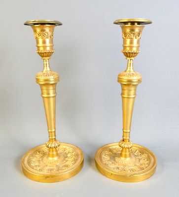 paire de chandeliers anciens en laiton sur fond blanc