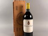 une bouteille de vin posée sur une table à côté d'une caisse en bois
