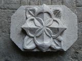 un objet en pierre avec une fleur au milieu