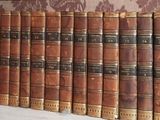 de nombreux livres anciens sur une étagère dans une pièce