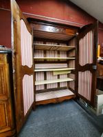 Armoire en bois teinté mouluré et sculpté à décor de rosace,… (photo 4)