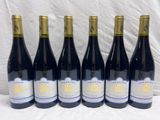 six bouteilles de vin sont alignées dans une rangée