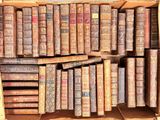une boîte remplie de vieux livres posée sur une table