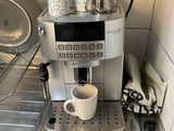 une machine à café posée sur un plan de travail de cuisine