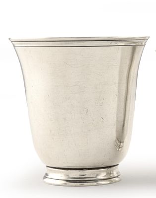 une coupe en argent posée à côté d'une autre coupe en argent