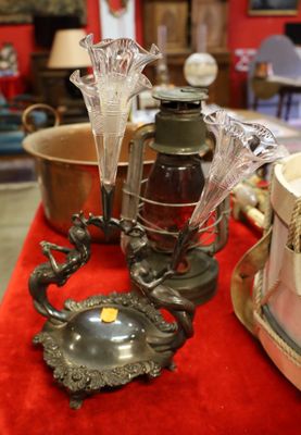 une table rouge recouverte d'une nappe rouge, sur laquelle se trouve une lampe