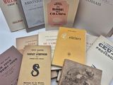 plusieurs livres sont empilés sur une table