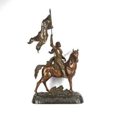 statue d'un homme à cheval tenant un drapeau et un mât