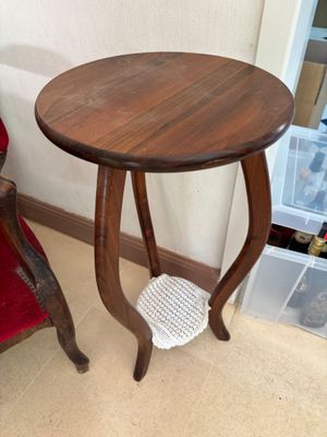 une petite table en bois avec une chaise à côté
