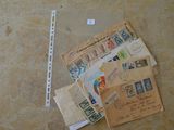 une pile de vieux timbres et une règle posés par terre