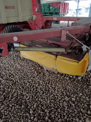 un tracteur posé sur un tas de gravier