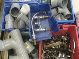de nombreux types de tuyaux et de raccords dans les bacs