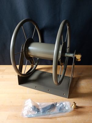 une petite machine posée sur une table en bois