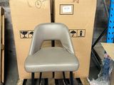 une chaise posée devant une pile de cartons