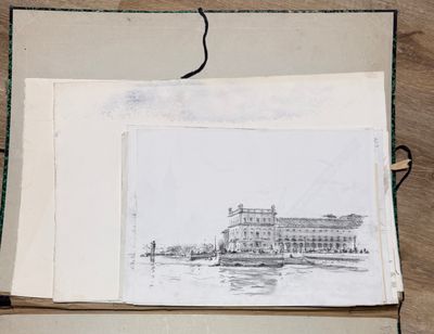 un livre ouvert sur lequel figure le dessin d'un bâtiment