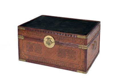 Coffre en bois gainé de paille tressée, dessus laqué à décor… - Photo 1