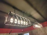 les trois lampes suspendues au plafond de la pièce