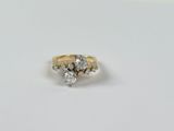 gros plan d'une bague en diamant sur une surface blanche
