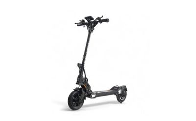 gros plan d'un scooter sur fond blanc